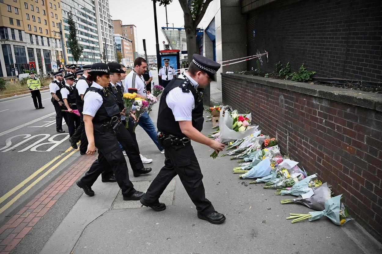 Elevă de 15 ani, ucisă după ce a sărit în ajutorul prietenei sale, într-un autobuz. Un băiat a înjunghiat-o pe drum către şcoală, în UK