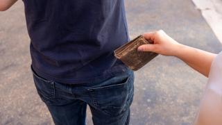 Hoţi de buzunare la 14 ani. Doi adolescenţi din Constanţa, arestaţi preventiv, după ce au furat banii de la doi copii întâlniţi pe stradă