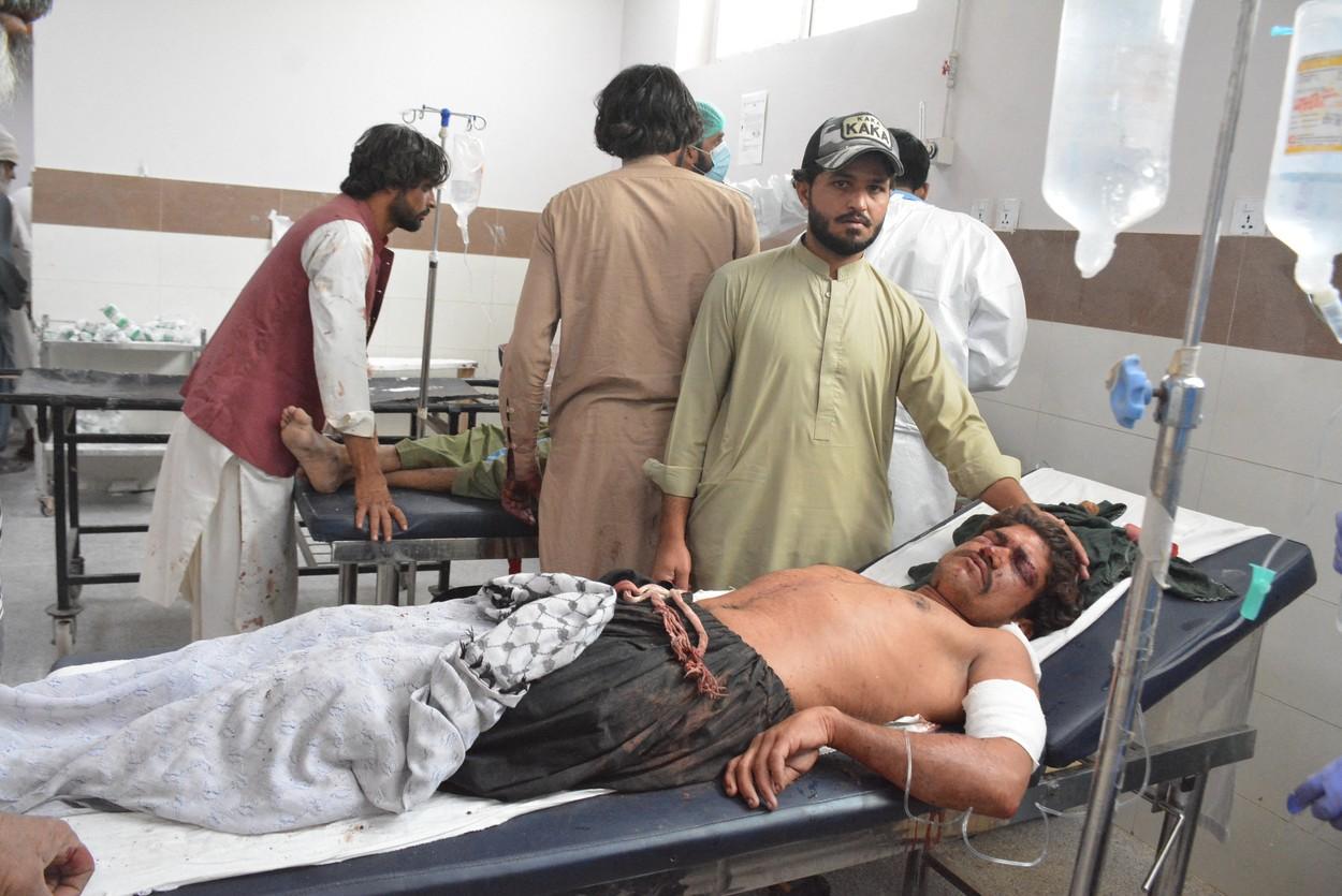 Dezastru în Pakistan. Peste 52 de persoane au murit şi 50 sunt grav rănite în urma unui atac sinucigaş cu bombă
