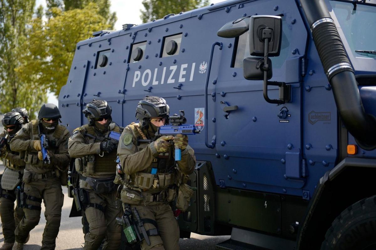 Hoţul român care i-a şocat pe austrieci cu brutalitatea sa: "Sunt violenţe despre care nu am citit niciodată". Bărbatul riscă închisoarea pe viaţă Hoţul român care i-a şocat pe austrieci cu brutalitatea sa: "Sunt violenţe despre care nu am citit niciodată". Bărbatul riscă închisoarea pe viaţă