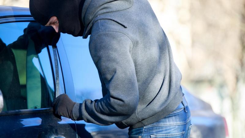 Bărbat din Braşov, arestat după ce a furat o maşină şi l-a şantajat pe proprietar. Suma ridicolă pe care a cerut-o