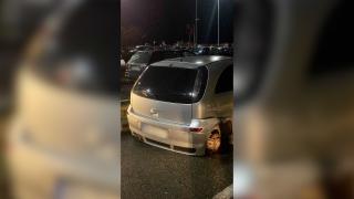 "Lovitura" dată de trei tineri în parcarea unui mall de lângă Ploieşti: au furat trei roţi de la o maşină. Ce s-a întâmplat cu a patra