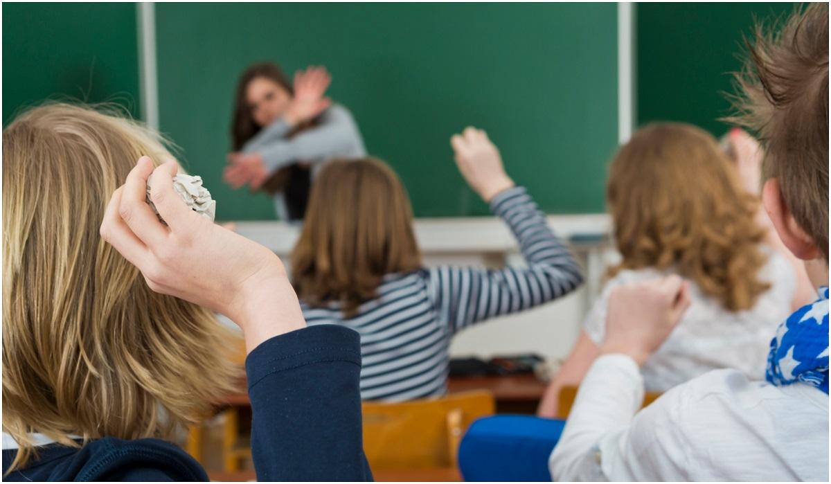 Val de sinucideri în rândul profesorilor din Coreea de Sud, după ce ar fi fost hărțuiți de părinții elevilor. 15.000 de dascăli au protestat la Seul Val de sinucideri în rândul profesorilor din Coreea de Sud, după ce ar fi fost hărțuiți de părinții elevilor. 15.000 de dascăli au protestat la Seul