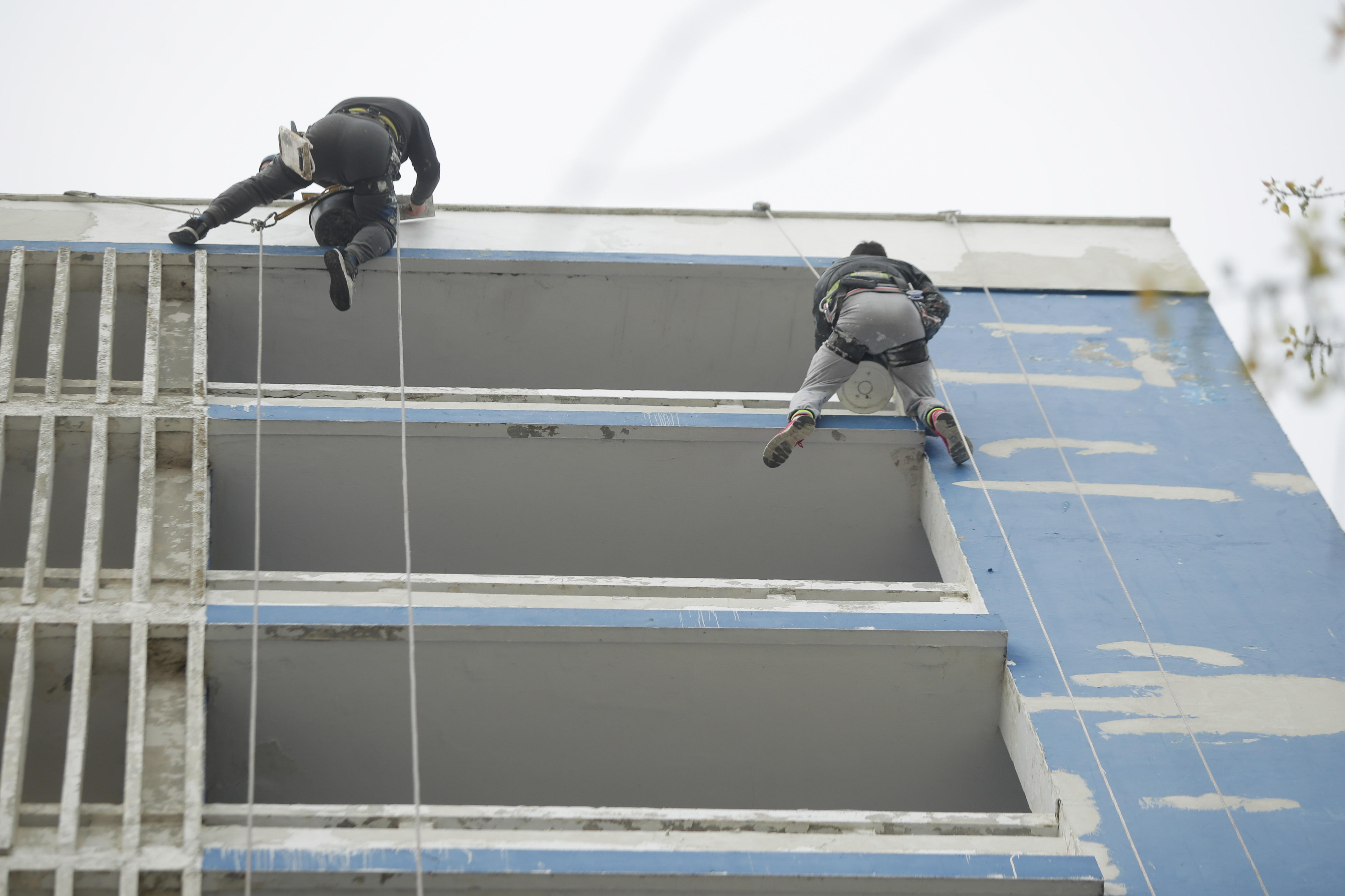 "Au ţipat la ea că omoară un om". Un alpinist utilitar din Galaţi, la un pas de moarte după ce o bătrână a tras violent de corzile cu care era asigurat