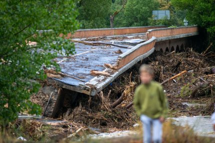 Un băieţel de 10 ani a supravieţuit o noapte întreagă într-un copac, după ce apele au înghiţit maşina familiei, în Spania. Tatăl copilului, de negăsit