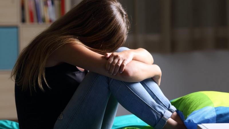 Copilă de 13 ani, chinuită timp de două luni de un doljean. Bărbatul filma ororile şi posta totul pe internet