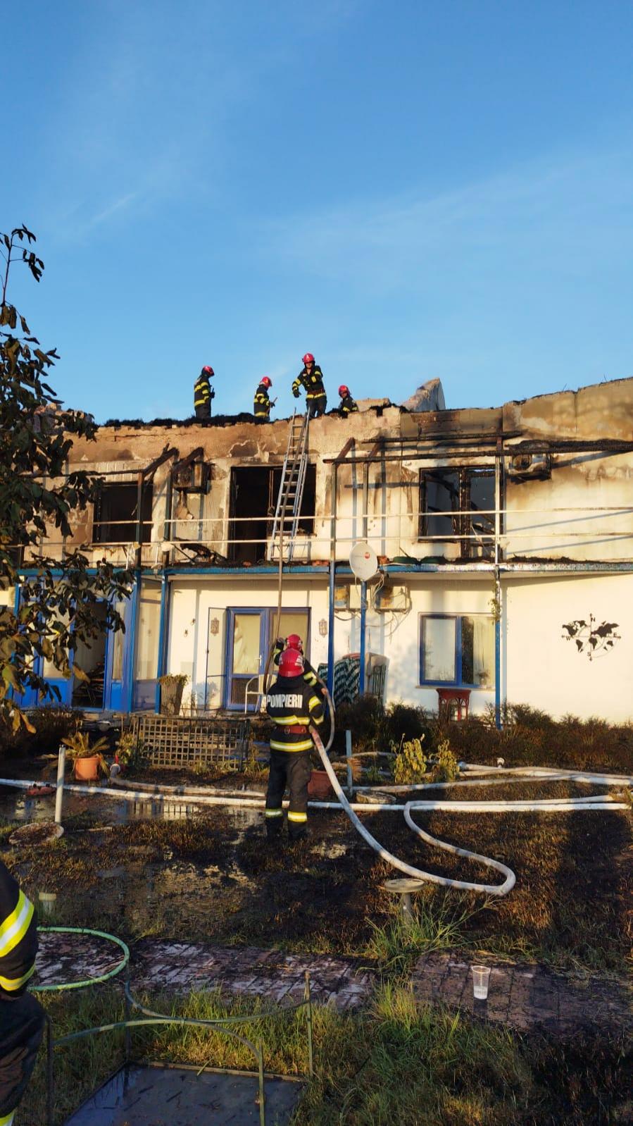 O casă de vacanţă a fost incendiată din temelii de un bărbat, în Tulcea. După o intervenţie de 4 ore, poliţia a prins făptaşul