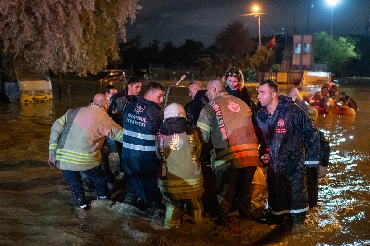 Turcia, lovită de inundaţii şi furtuni puternice.