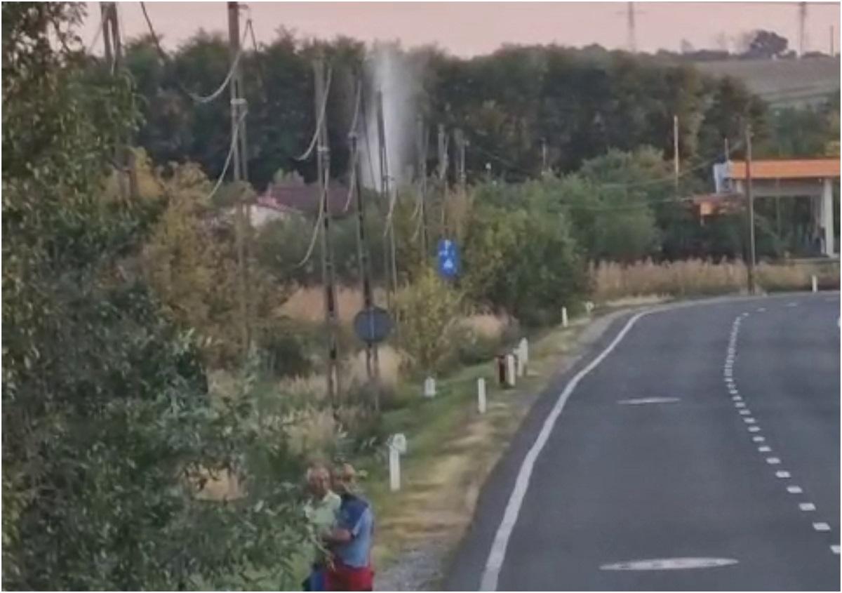 Risc de explozie la graniţa dintre Sălaş şi Satu Mare. Un şuvoi de apă combinată cu gaz a ţâşnit dintr-o fântănă la zeci de metri, lângă o benzinărie Risc de explozie la graniţa dintre Sălaş şi Satu Mare. Un şuvoi de apă combinată cu gaz a ţâşnit dintr-o fântănă la zeci de metri, lângă o benzinărie