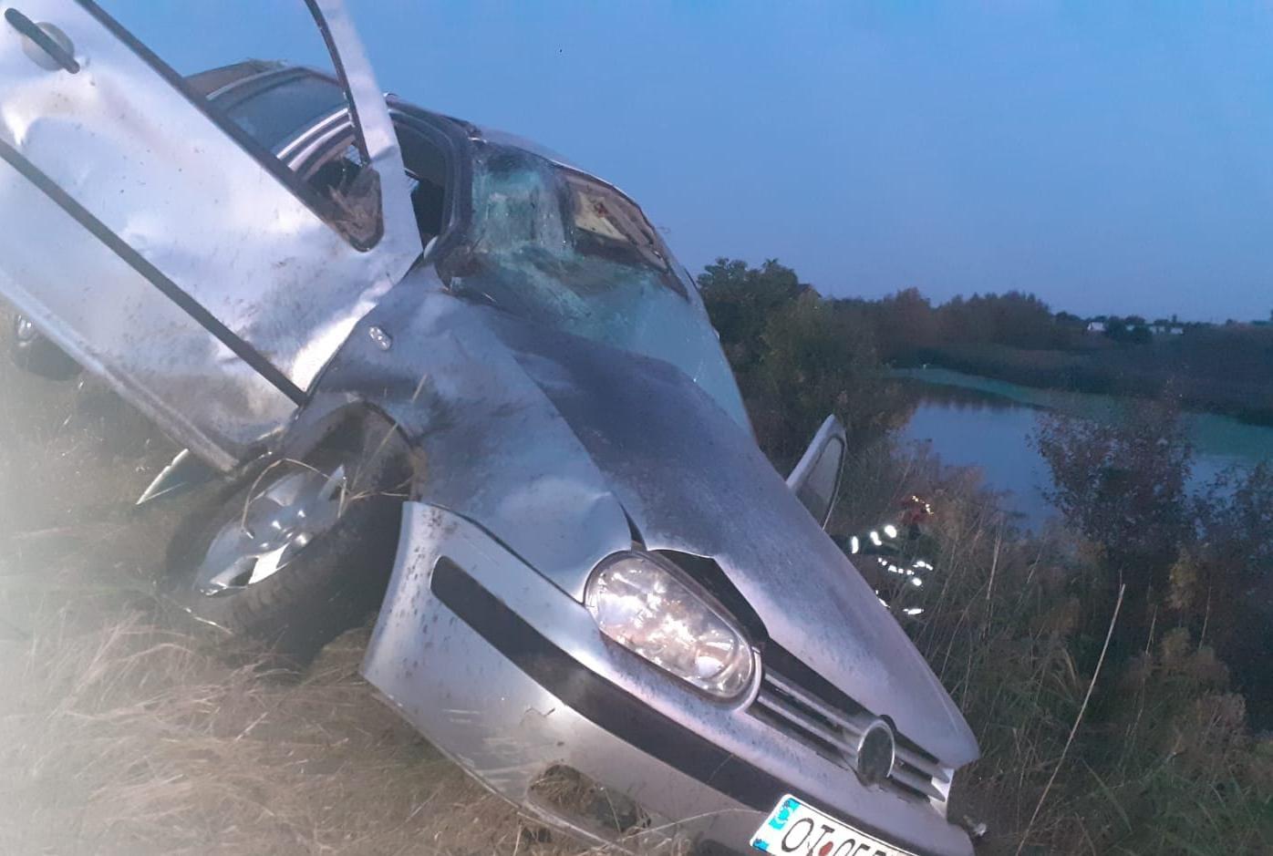 Tânăr de 21 de ani, găsit mort după un accident tragic. Maşina în care se afla a ieşit de pe şosea şi s-a oprit pe malul râului Olt