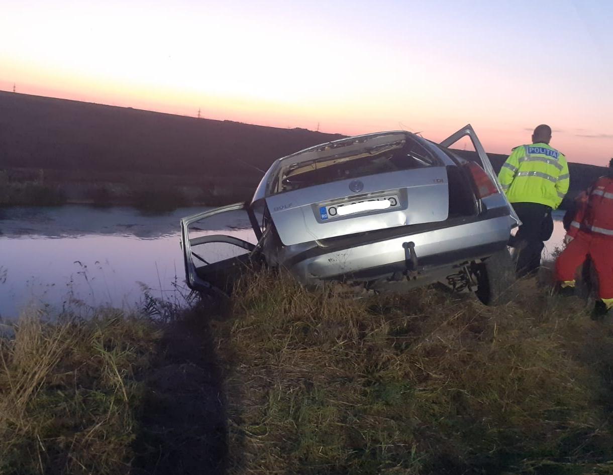 Tânăr de 21 de ani, găsit mort după un accident tragic. Maşina în care se afla a ieşit de pe şosea şi s-a oprit pe malul râului Olt