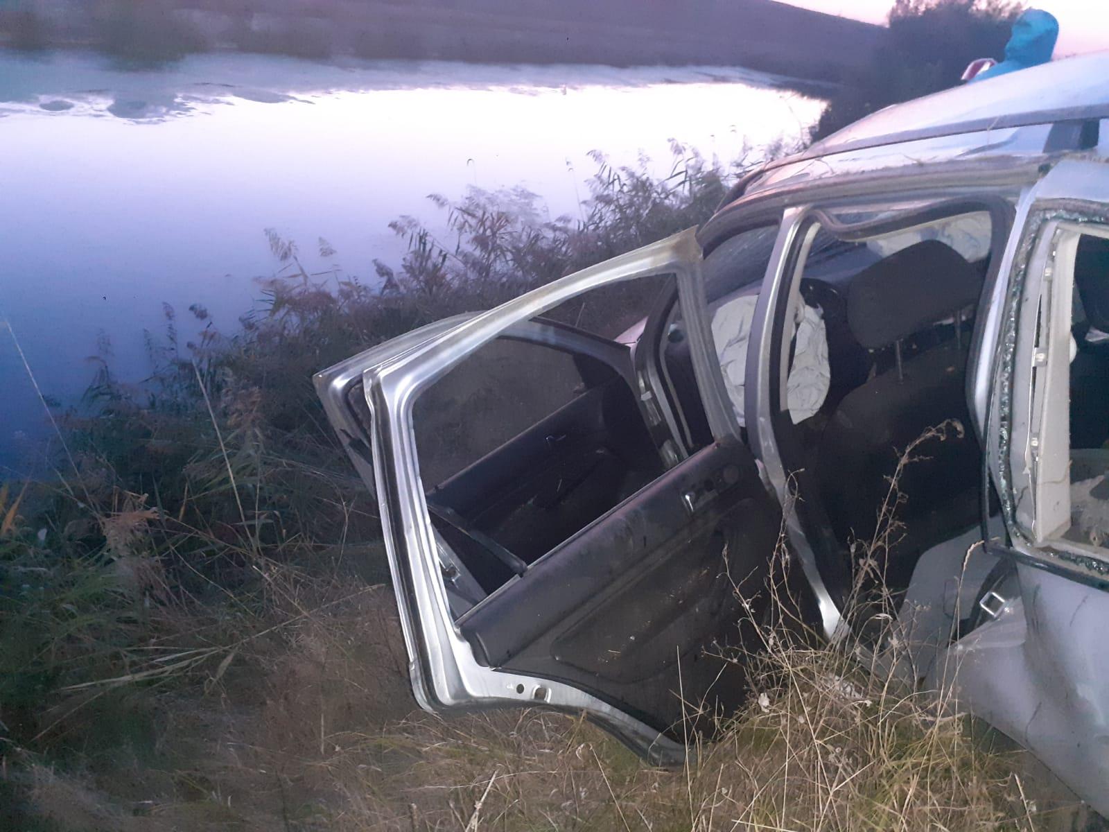 Tânăr de 21 de ani, găsit mort după un accident tragic. Maşina în care se afla a ieşit de pe şosea şi s-a oprit pe malul râului Olt