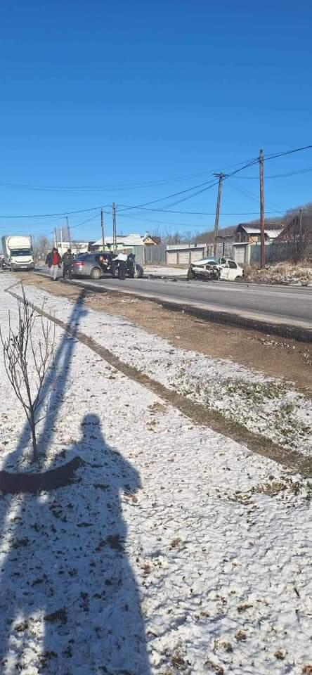 Accident cumplit în Argeş. O persoană a murit şi trei sunt rănite, după ce un taxi şi un Audi s-au ciocnit frontal