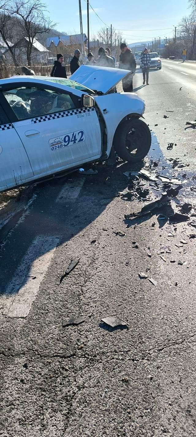 Accident cumplit în Argeş. O persoană a murit şi trei sunt rănite, după ce un taxi şi un Audi s-au ciocnit frontal