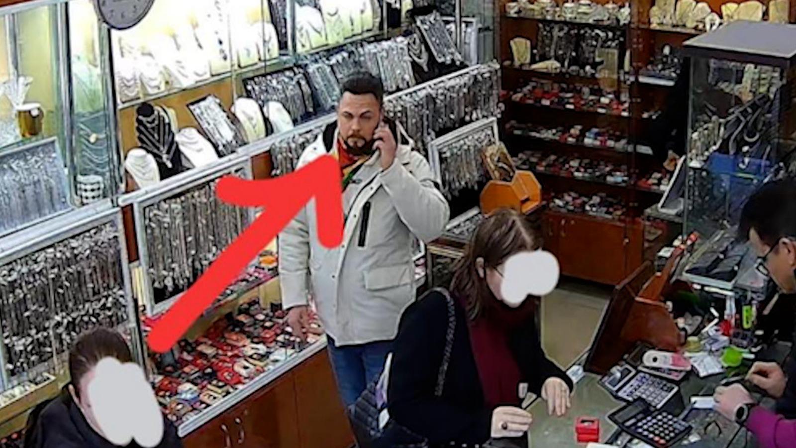 Spargere de zeci de mii de euro la o bijuterie din Târgu Jiu. Hoţul a planificat jaful în timp ce se plimba prin magazin