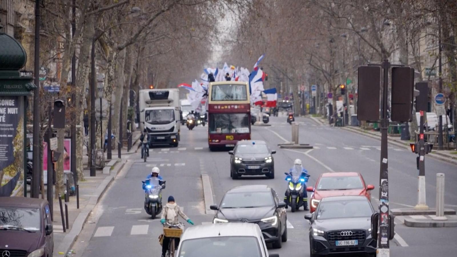 Poliţiştii parizieni au ieşit în stradă, nemulţumiţi de condiţiile de muncă. Se plâng că Guvernul le cere prea mult, dar îi plăteşte prea puţin