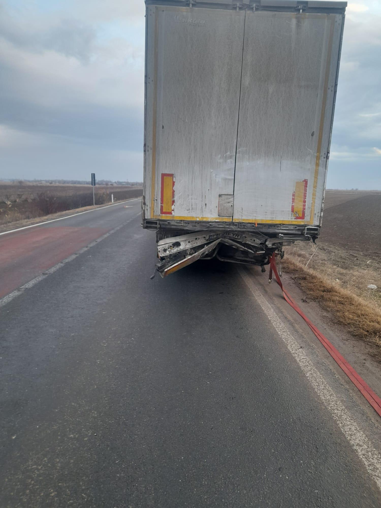 Tânăr mort la spital, după ce s-a înfipt cu autoutilitara în spatele unui TIR oprit la calea ferată. Accident cumplit în Brăila