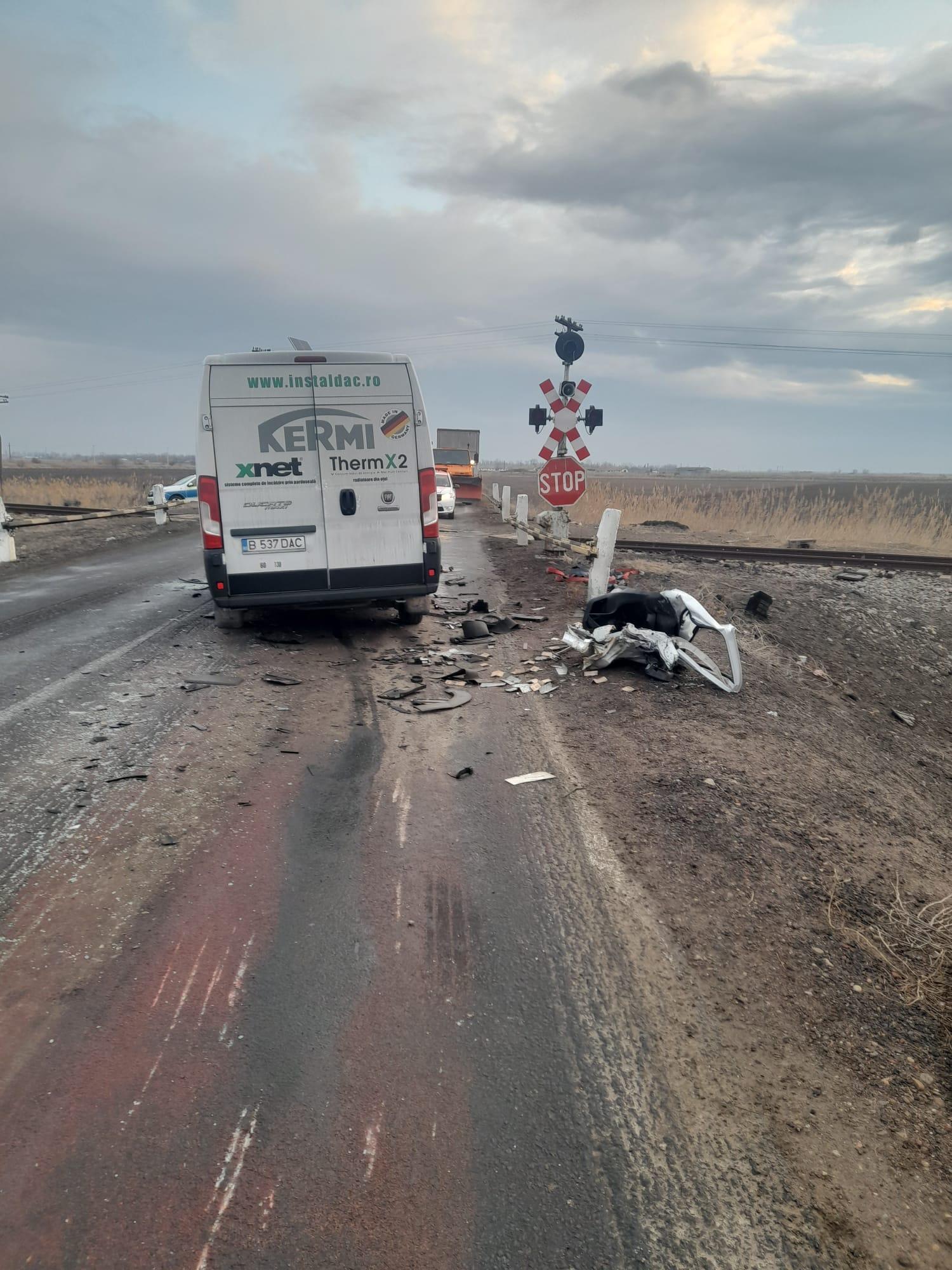 Tânăr mort la spital, după ce s-a înfipt cu autoutilitara în spatele unui TIR oprit la calea ferată. Accident cumplit în Brăila