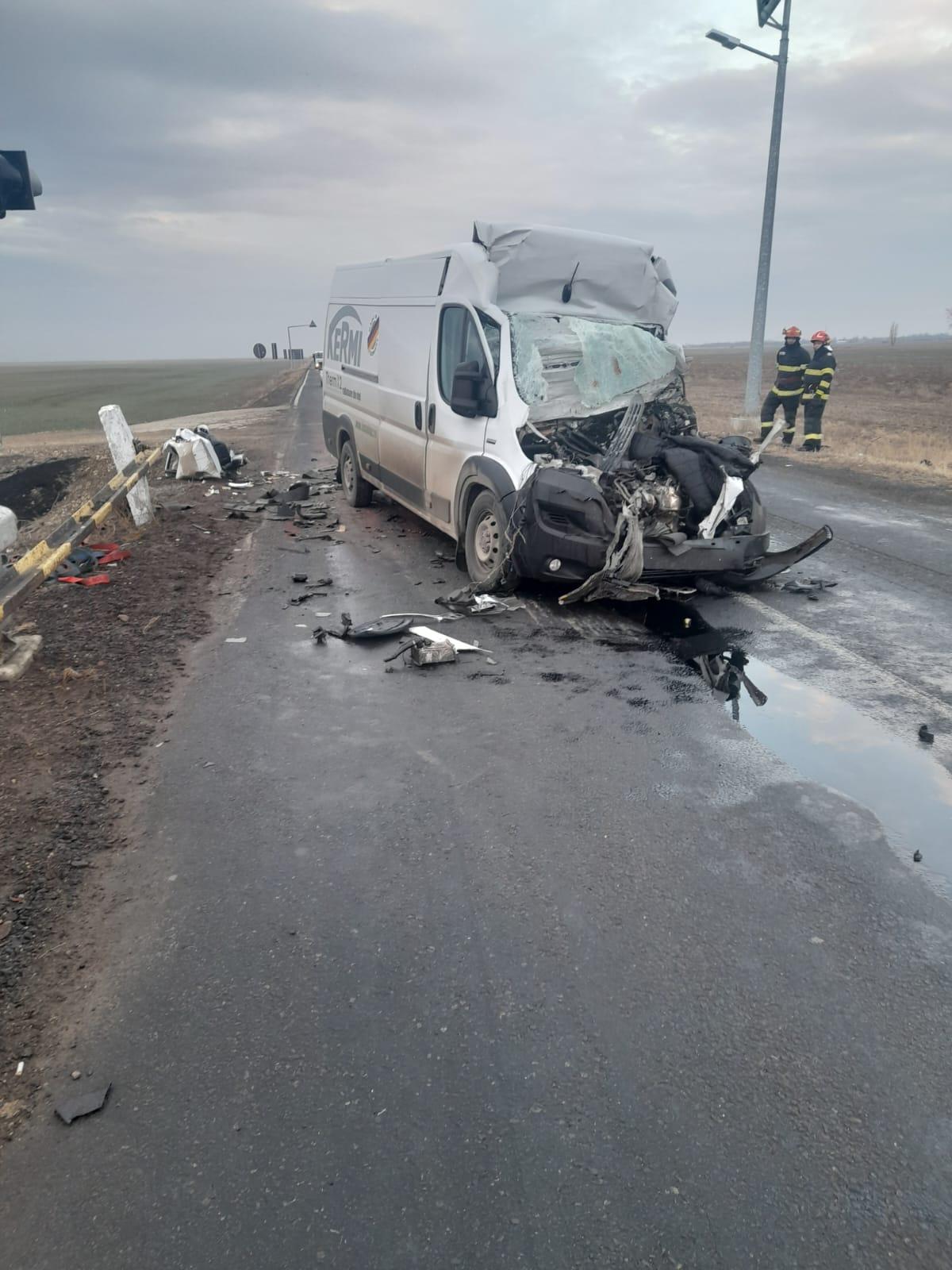 Tânăr mort la spital, după ce s-a înfipt cu autoutilitara în spatele unui TIR oprit la calea ferată. Accident cumplit în Brăila