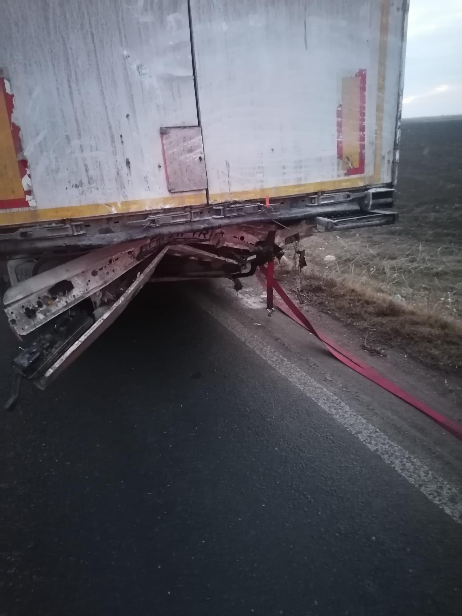Tânăr mort la spital, după ce s-a înfipt cu autoutilitara în spatele unui TIR oprit la calea ferată. Accident cumplit în Brăila