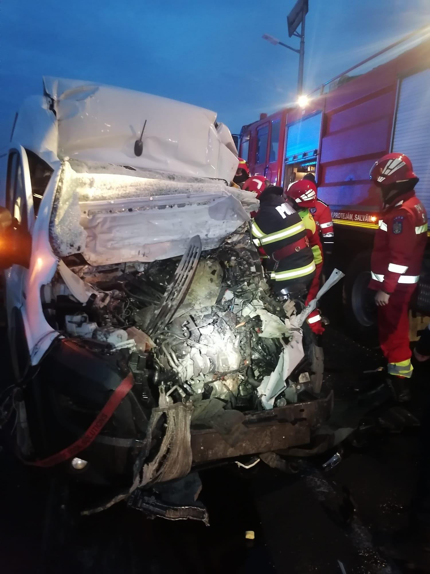 Tânăr mort la spital, după ce s-a înfipt cu autoutilitara în spatele unui TIR oprit la calea ferată. Accident cumplit în Brăila