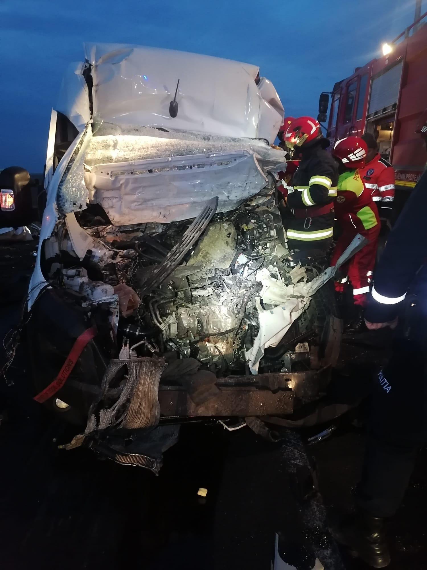 Tânăr mort la spital, după ce s-a înfipt cu autoutilitara în spatele unui TIR oprit la calea ferată. Accident cumplit în Brăila