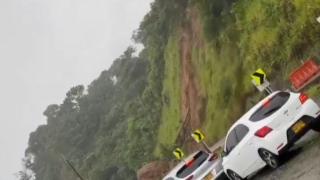 Alunecare de teren pe o autostradă din Columbia: momentul a fost filmat. Cel puţin 17 morţi şi zeci de răniţi în tragedie