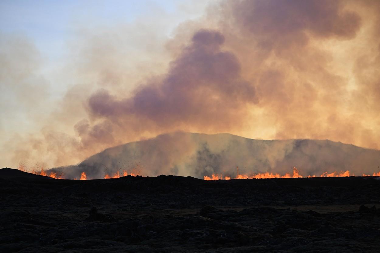 Erupție vulcanică în apropiere de Reykjavik, capitala Islandei. Un oraș întreg a fost evacuat