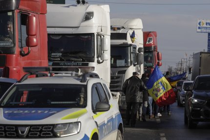 Reprezentanti ai protestatarilor din agricultura si transporturi astepta sa poata intra in capitala in a patra zi de protest, in Afumati, Ilfov, 13 ianuarie 2024.