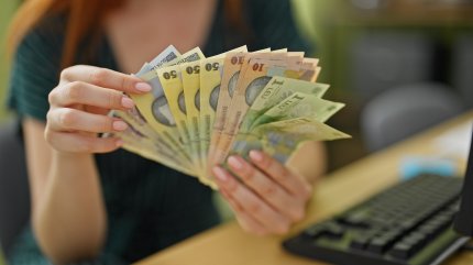 Salarii profesori 2024. Cât va câştiga din iunie un dascăl debutant sau unul cu peste 25 de ani vechime