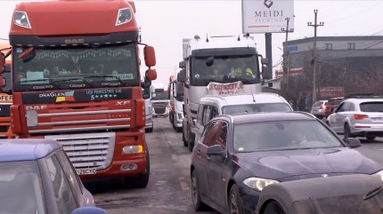 Protest dublat în Siret. 150 de şoferi de camioane din Ucraina şi Turcia protestează pentru că fermierii români au blocat drumul: au rămas fără motorină şi mâncare