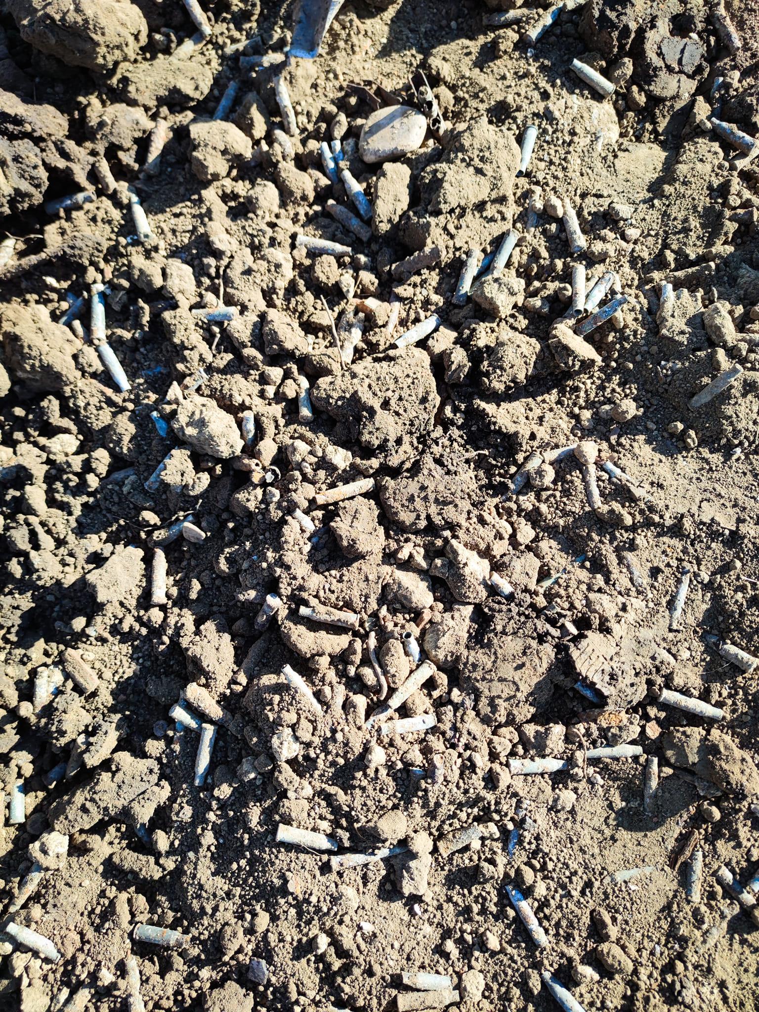 Muniţie din Al Doilea Război Mondial, descoperită de angajaţii unei firme din Râmnicu Sărat. Au fost extrase peste 3.000 de proiectile