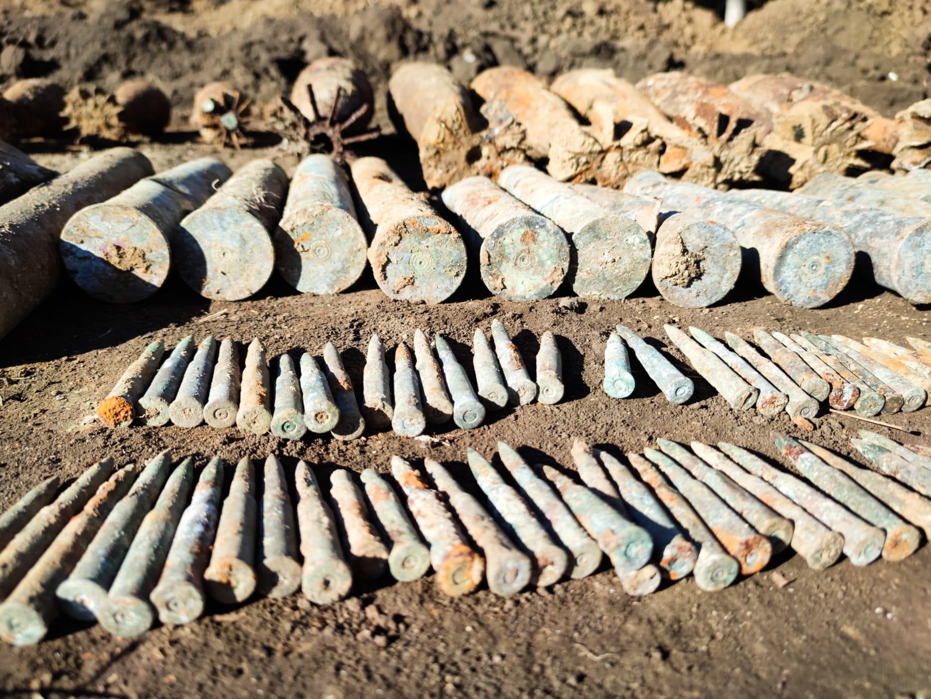 Muniţie din Al Doilea Război Mondial, descoperită de angajaţii unei firme din Râmnicu Sărat. Au fost extrase peste 3.000 de proiectile