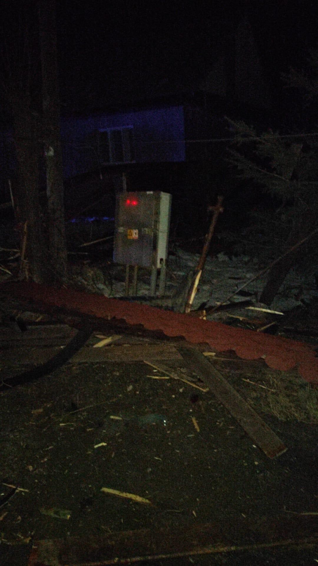 Și-a făcut BMW-ul praf după ce s-a izbit de gardul unei case din Neamț. Șoferul și prietenul lui au ascuns apoi vehiculul într-o curte, la întâmplare