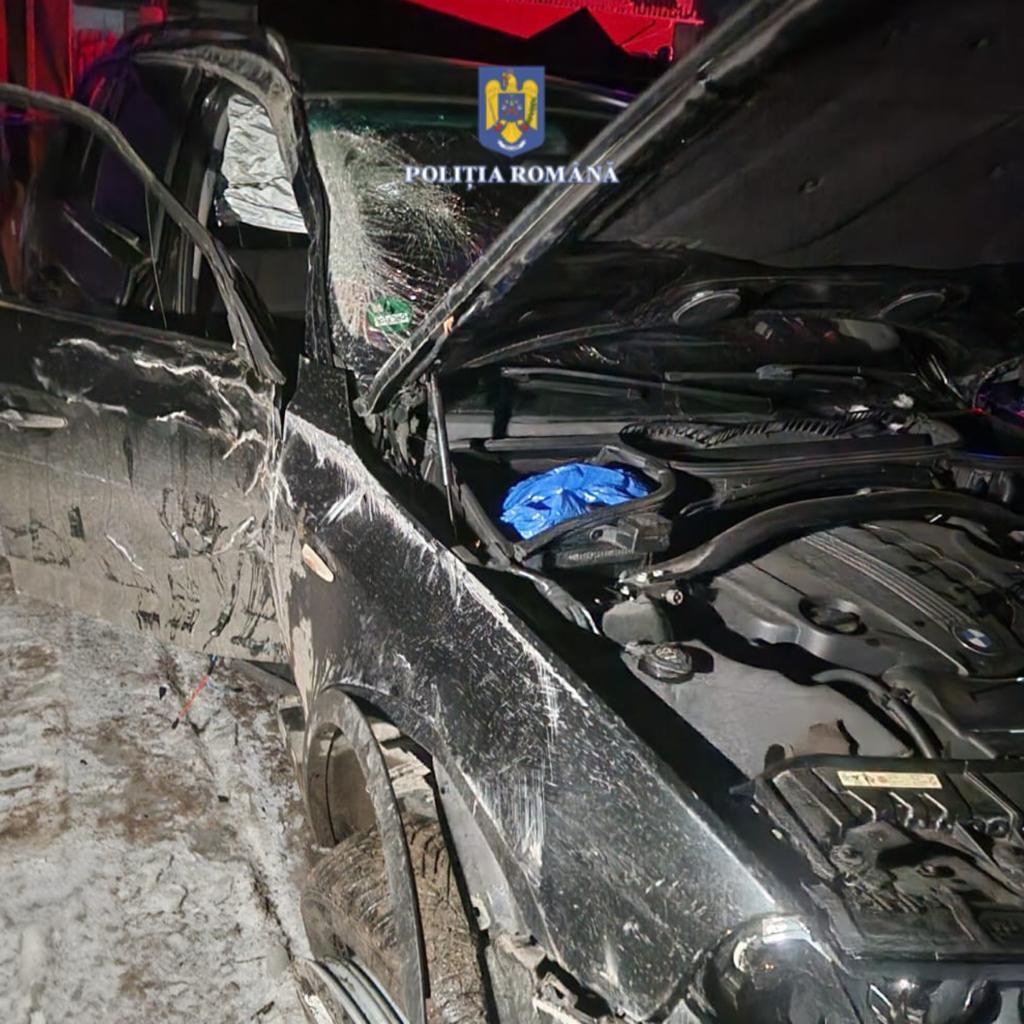 Și-a făcut BMW-ul praf după ce s-a izbit de gardul unei case din Neamț. Șoferul și prietenul lui au ascuns apoi vehiculul într-o curte, la întâmplare