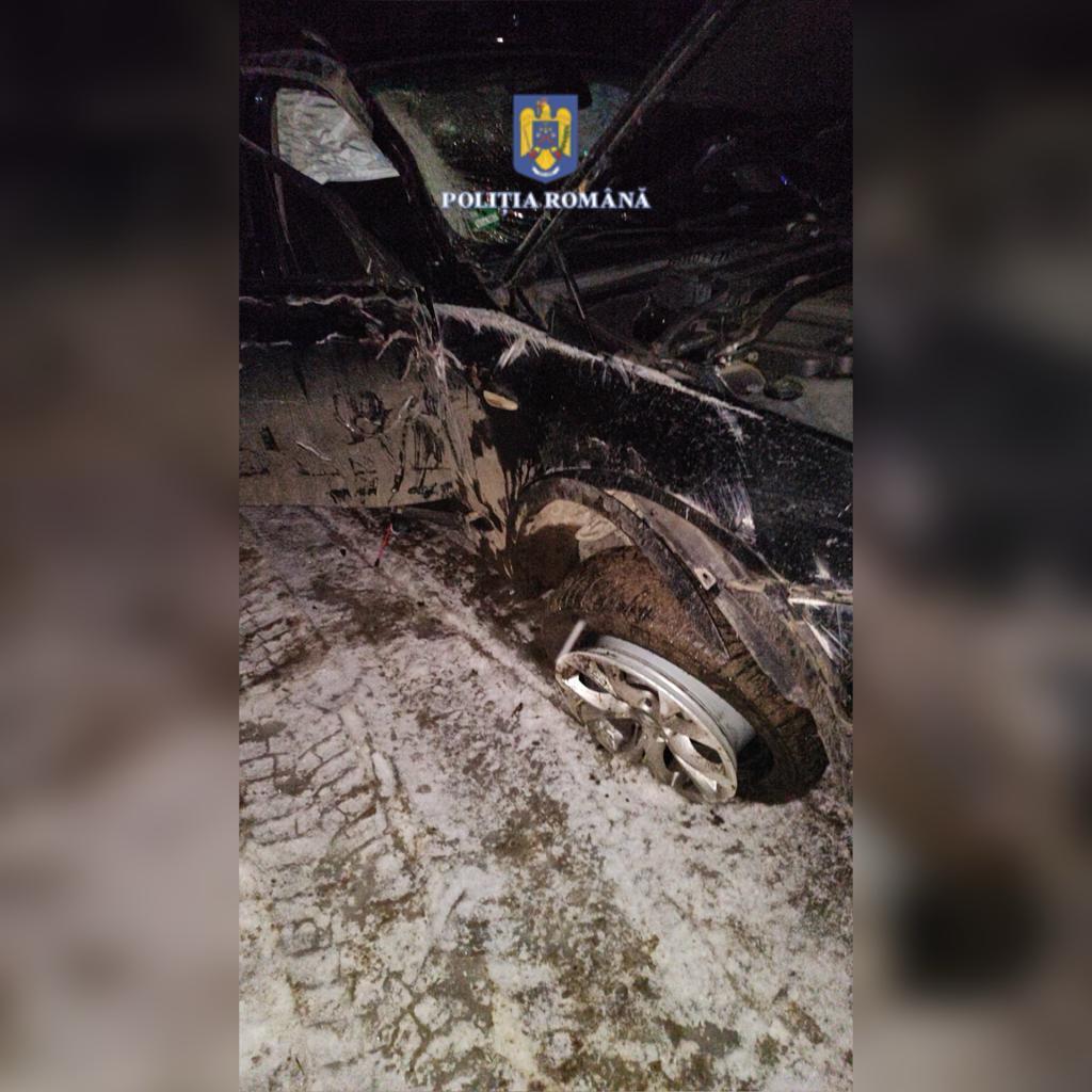 Și-a făcut BMW-ul praf după ce s-a izbit de gardul unei case din Neamț. Șoferul și prietenul lui au ascuns apoi vehiculul într-o curte, la întâmplare