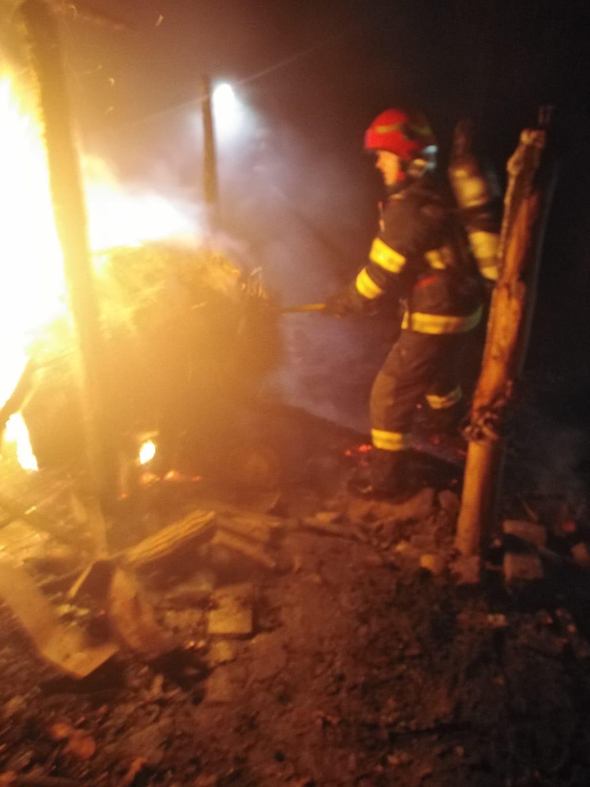 Bătrânică din Vaslui, arsă de vie în propria casă, după un incendiu puternic. Pompierii s-au deplasat cu greu din cauza zăpezii