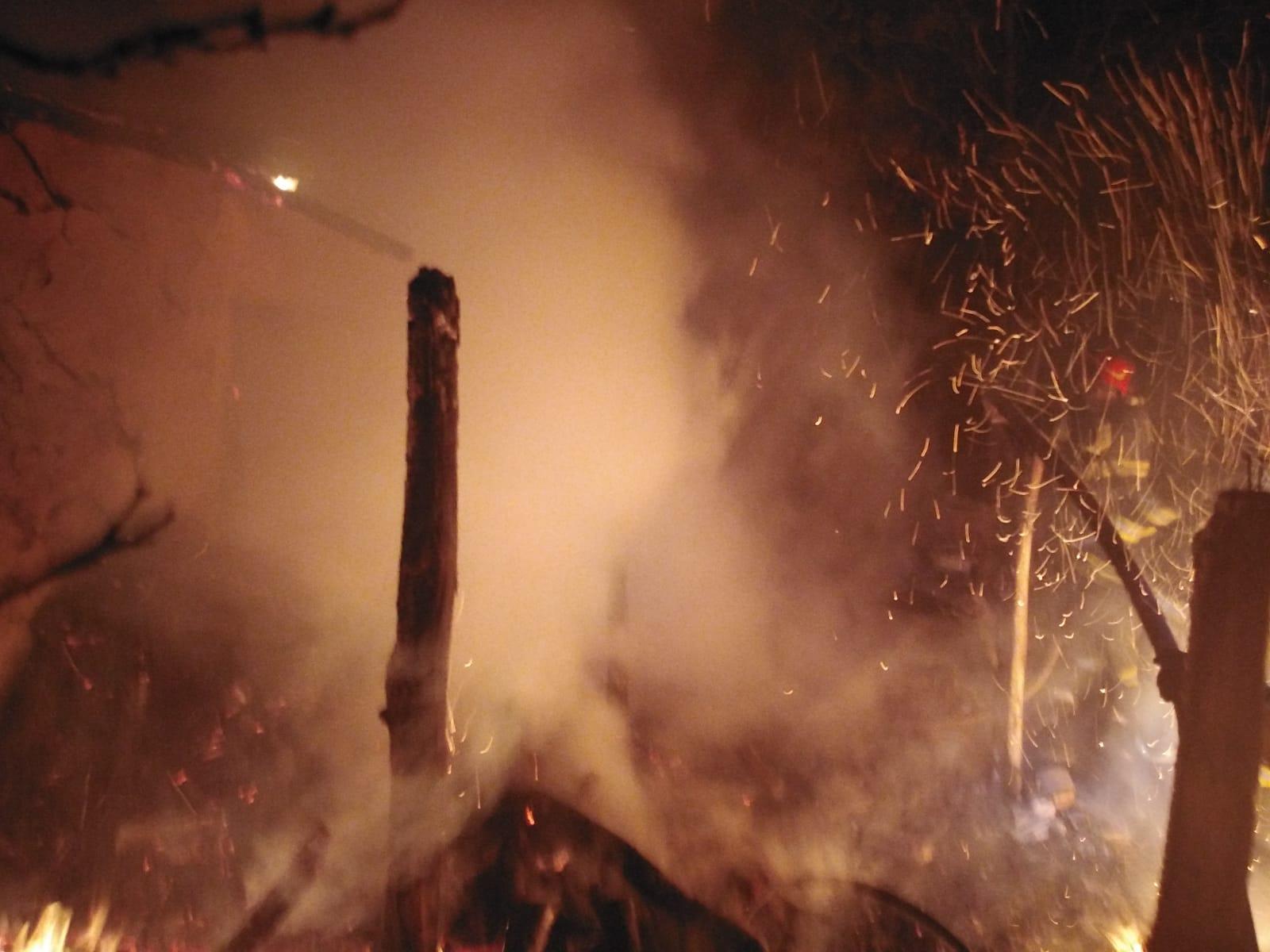 Bătrânică din Vaslui, arsă de vie în propria casă, după un incendiu puternic. Pompierii s-au deplasat cu greu din cauza zăpezii