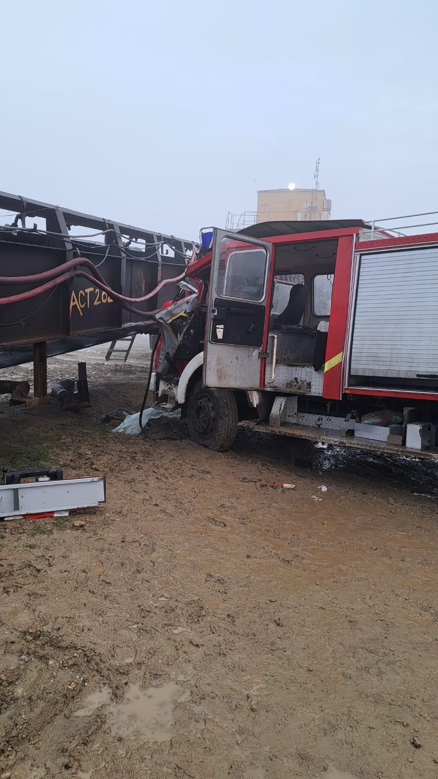 Accident la cariera Roşia. O maşină în care se aflau 6 persoane a intrat într-o bandă transportatoare. Patru muncitori au ajuns la spital