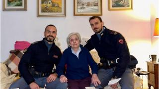 Singură pe lume, o bătrânică de 94 de ani din Italia a sunat la poliție ca să ureze "La mulți ani" de Revelion. Surpriza înduioșătoare de care a avut parte