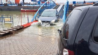 Nivelul Dunării a crescut: maşinile trec prin apă, ca să poată urca pe bacul de la Galaţi