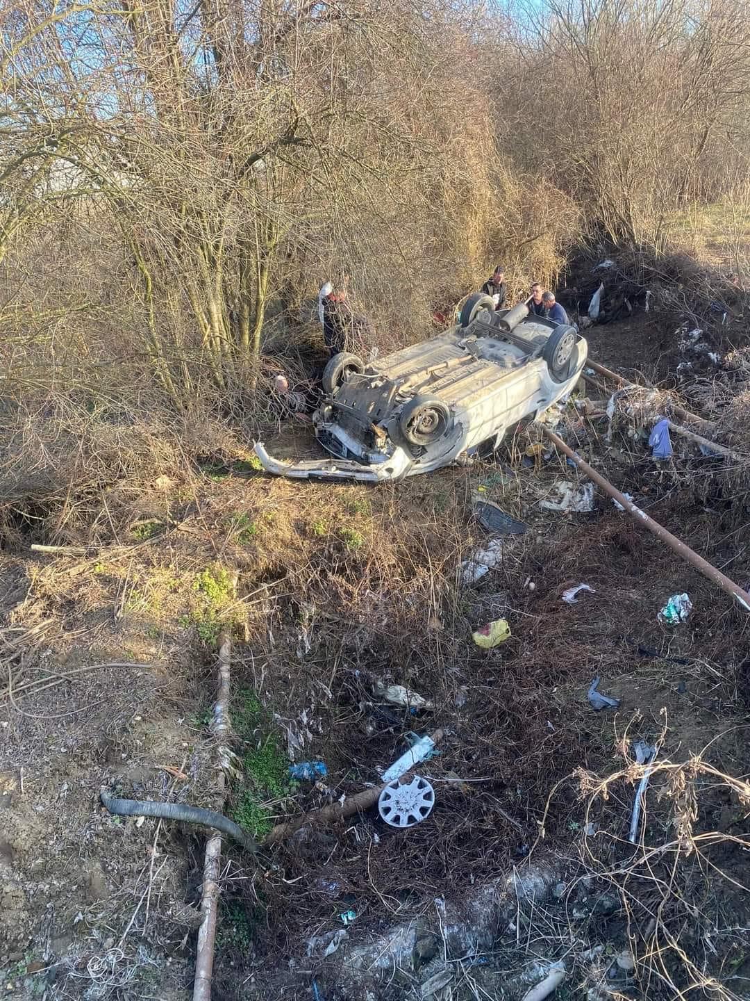 Femeie de 60 de ani, moartă în maşina răsturnată pe un drum din Gorj. Alte două persoane, rănite în accidentul de groază