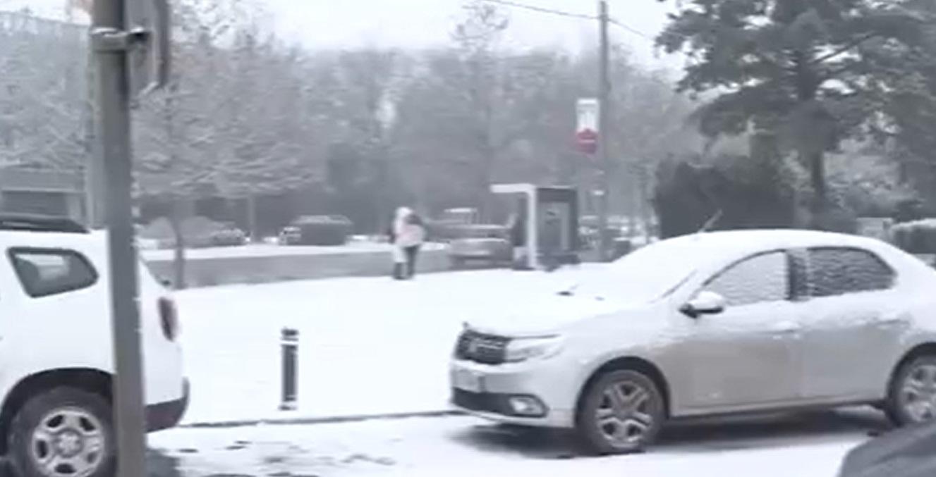 Ninsorile şi viscolul au pus stăpânire pe toată ţara. La Cluj, utilajele de deszăpezire au derapat şi au ajuns în şanţ. Carambol cu 4 maşini în Suceava