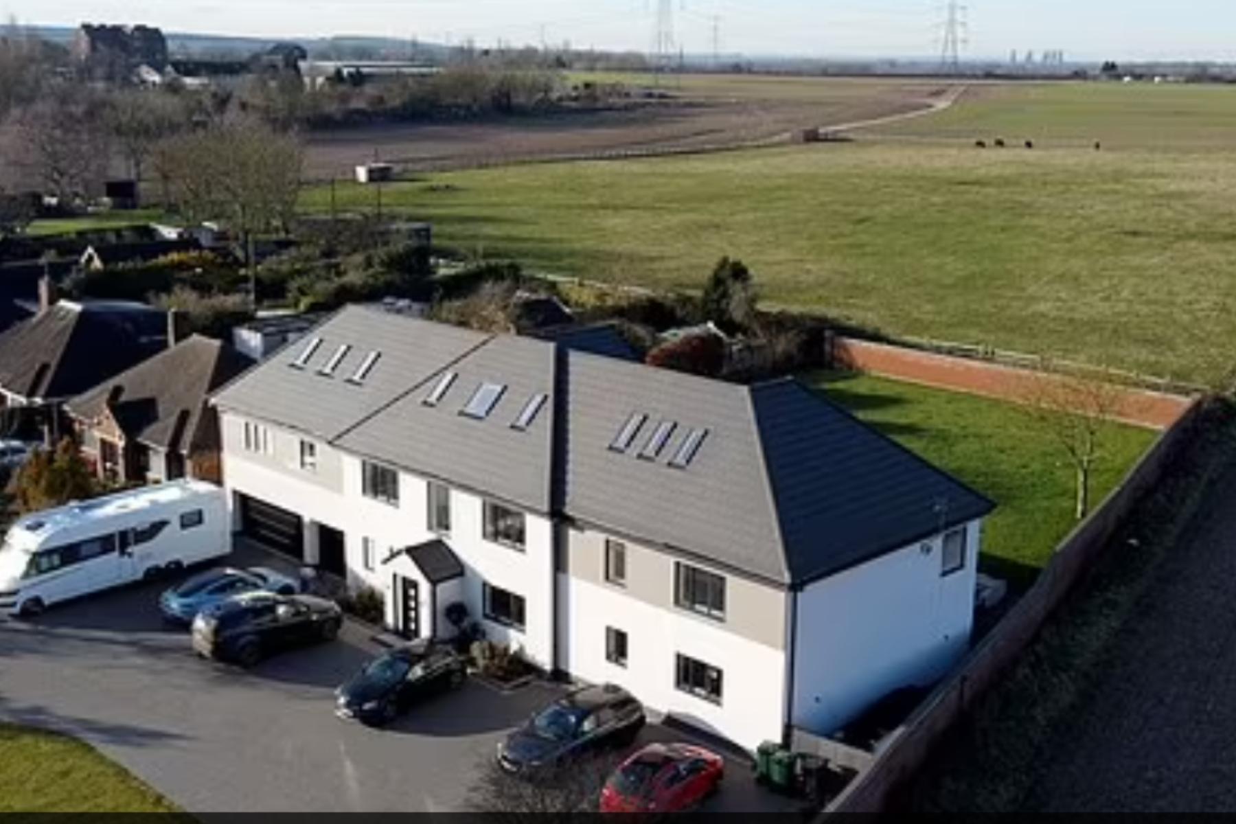 Şi-a renovat casa visurilor sale şi a făcut-o să valoreze 1,7 milioane de lire sterline. Proprietarul a devenit însă ţinta criticilor pe internet: "Este o monstruozitate"