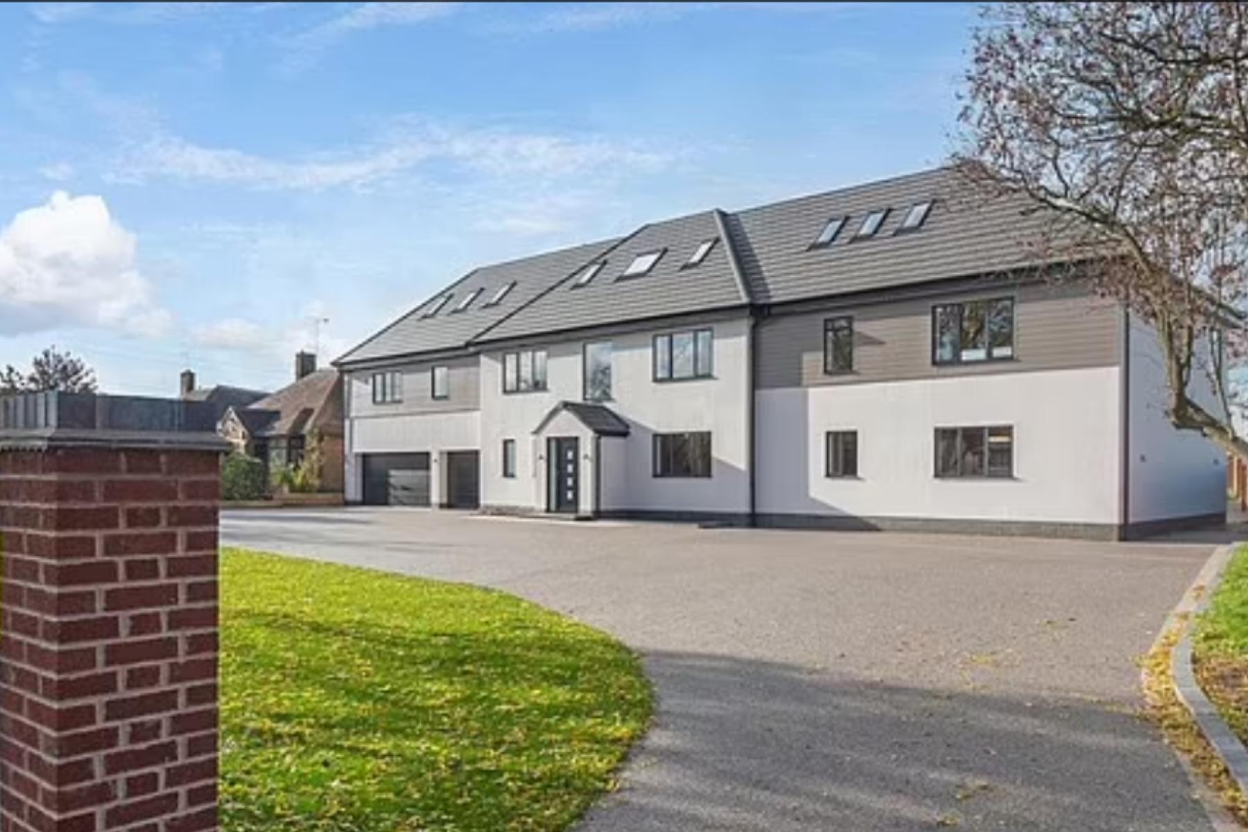 Şi-a renovat casa visurilor sale şi a făcut-o să valoreze 1,7 milioane de lire sterline. Proprietarul a devenit însă ţinta criticilor pe internet: "Este o monstruozitate"