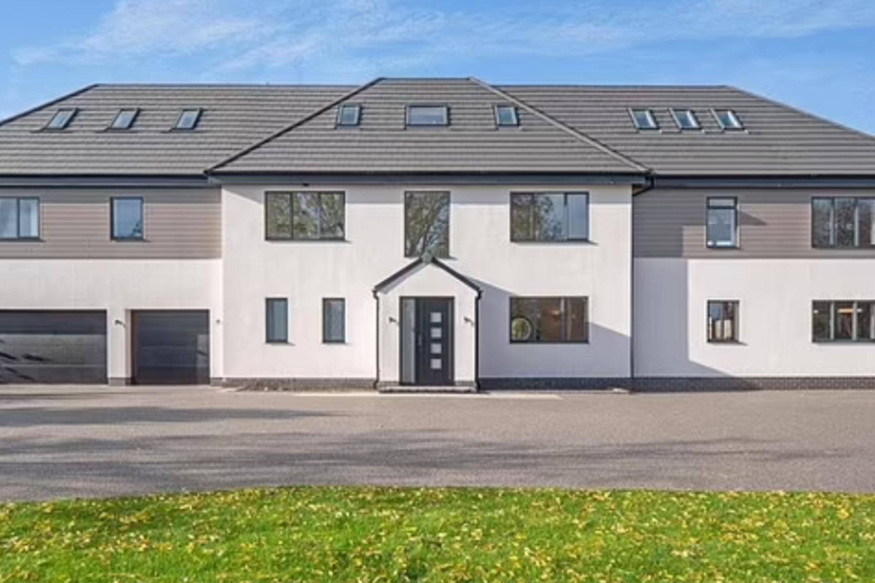 Şi-a renovat casa visurilor sale şi a făcut-o să valoreze 1,7 milioane de lire sterline. Proprietarul a devenit însă ţinta criticilor pe internet: "Este o monstruozitate"