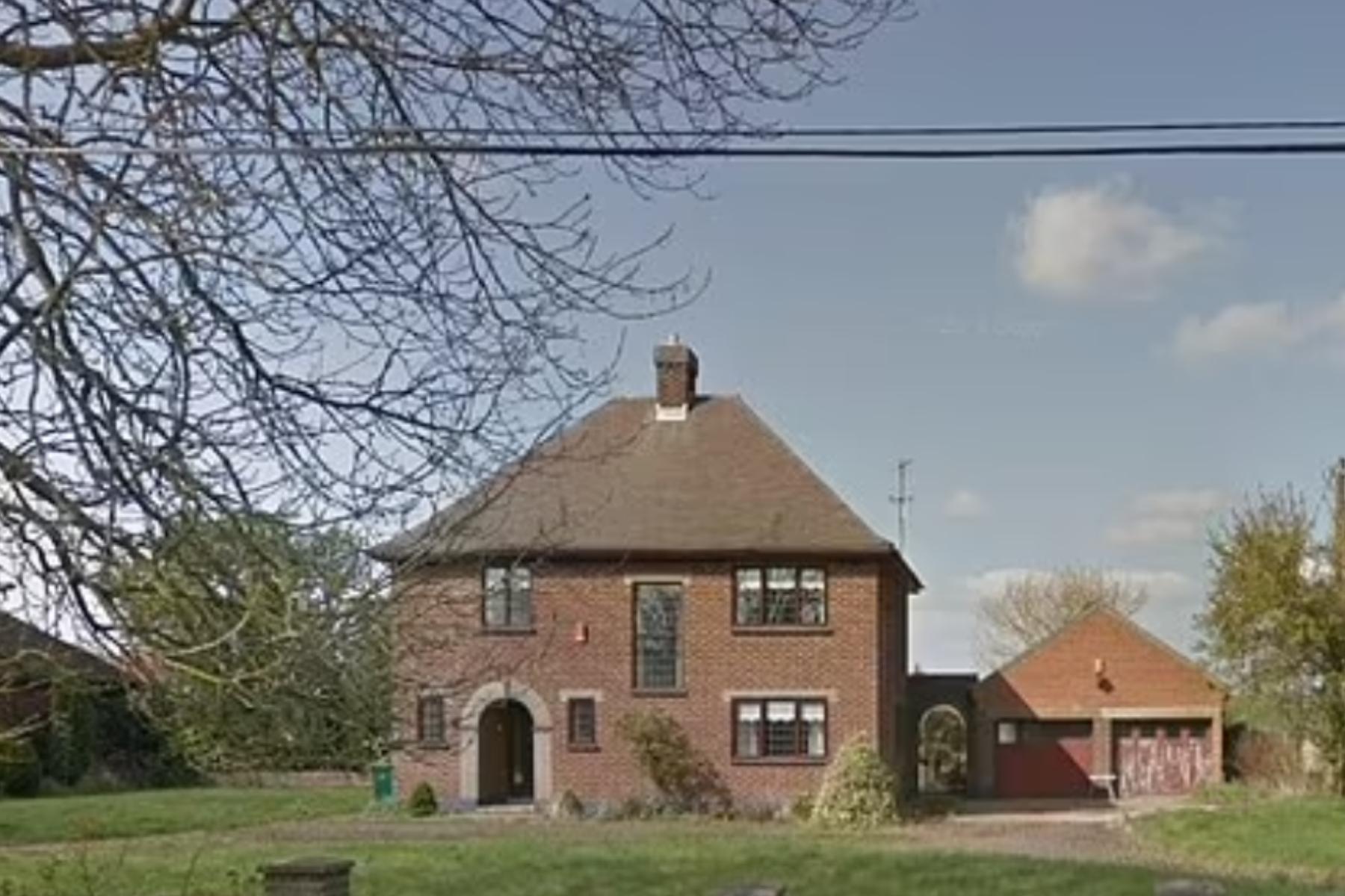 Şi-a renovat casa visurilor sale şi a făcut-o să valoreze 1,7 milioane de lire sterline. Proprietarul a devenit însă ţinta criticilor pe internet: "Este o monstruozitate"