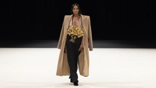 Naomi Campbell a defilat pe podium la 53 de ani pentru casa de modă Balmain, la Săptămâna Modei de la Paris