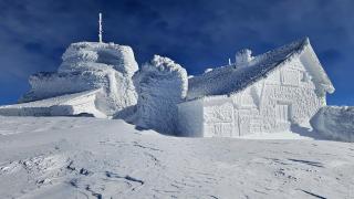 Imagini spectaculoase în Munții Bucegi: stația meteo Vârful Omu a fost acoperită în întregime de zăpadă