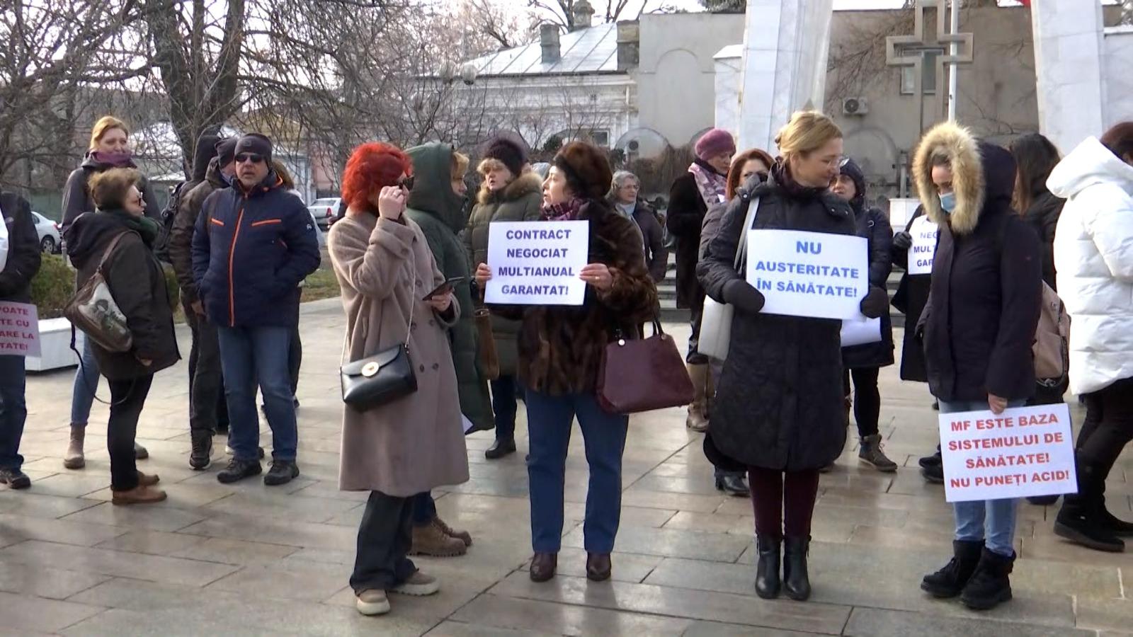 Medicii de familie din Galaţi îşi strigă nemulţumirile în stradă. Veniturile lor s-ar putea micşora cu 40%, de la 1 februarie